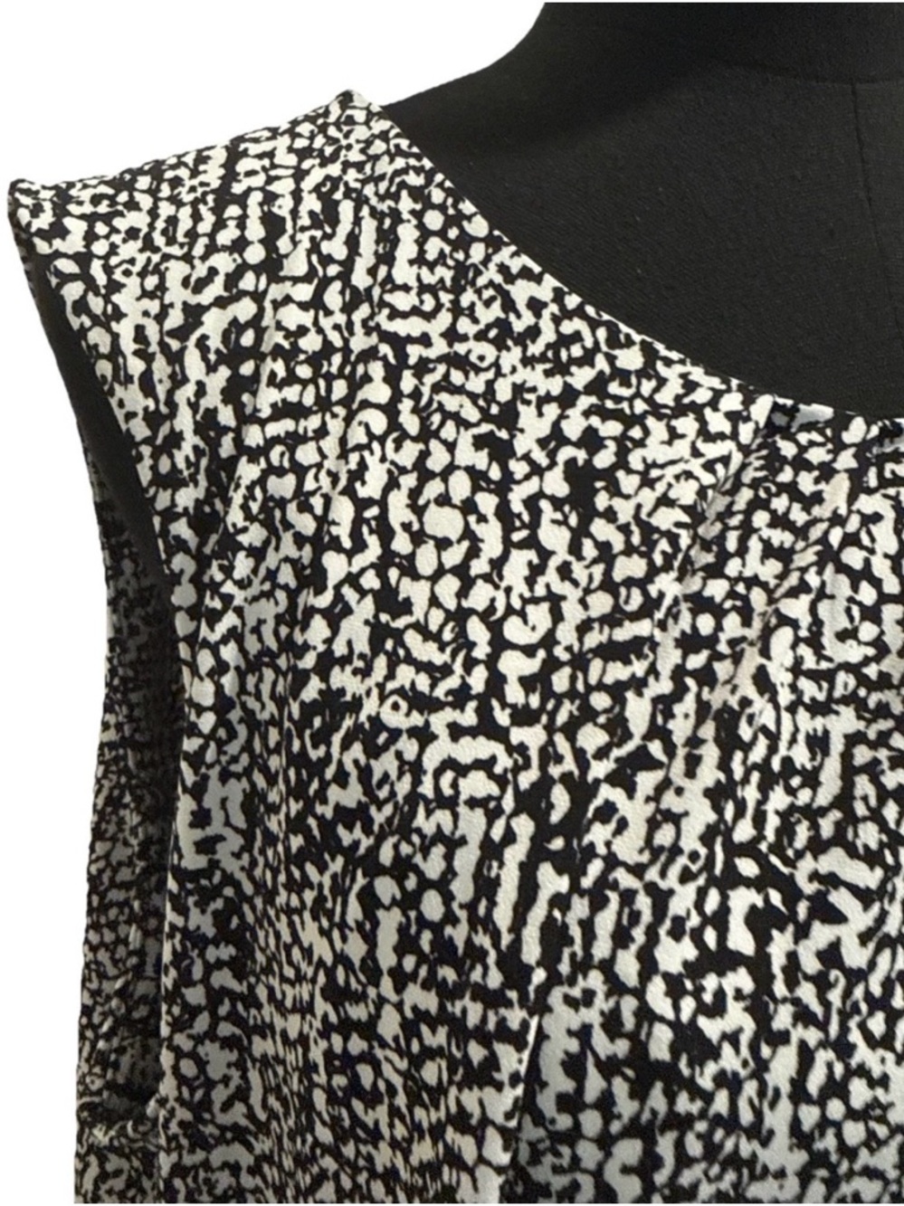 Calvin Klein Women's Sleeveless Black & White Blouse, Size 2X - Picture 7 of 14